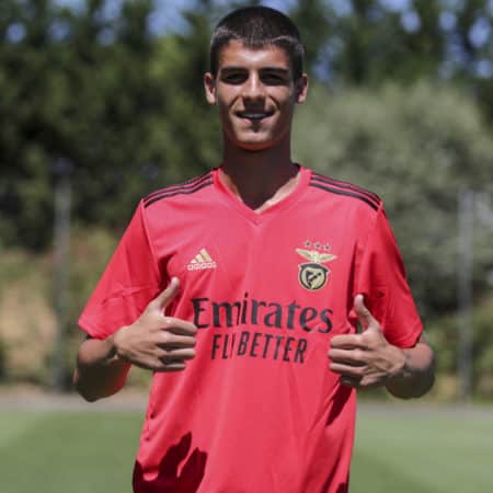 SL Benfica contrata defesa central búlgaro de 16 anos